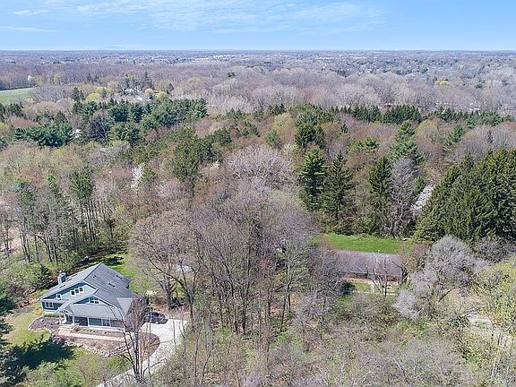 5th image of 765 Waterman Dr