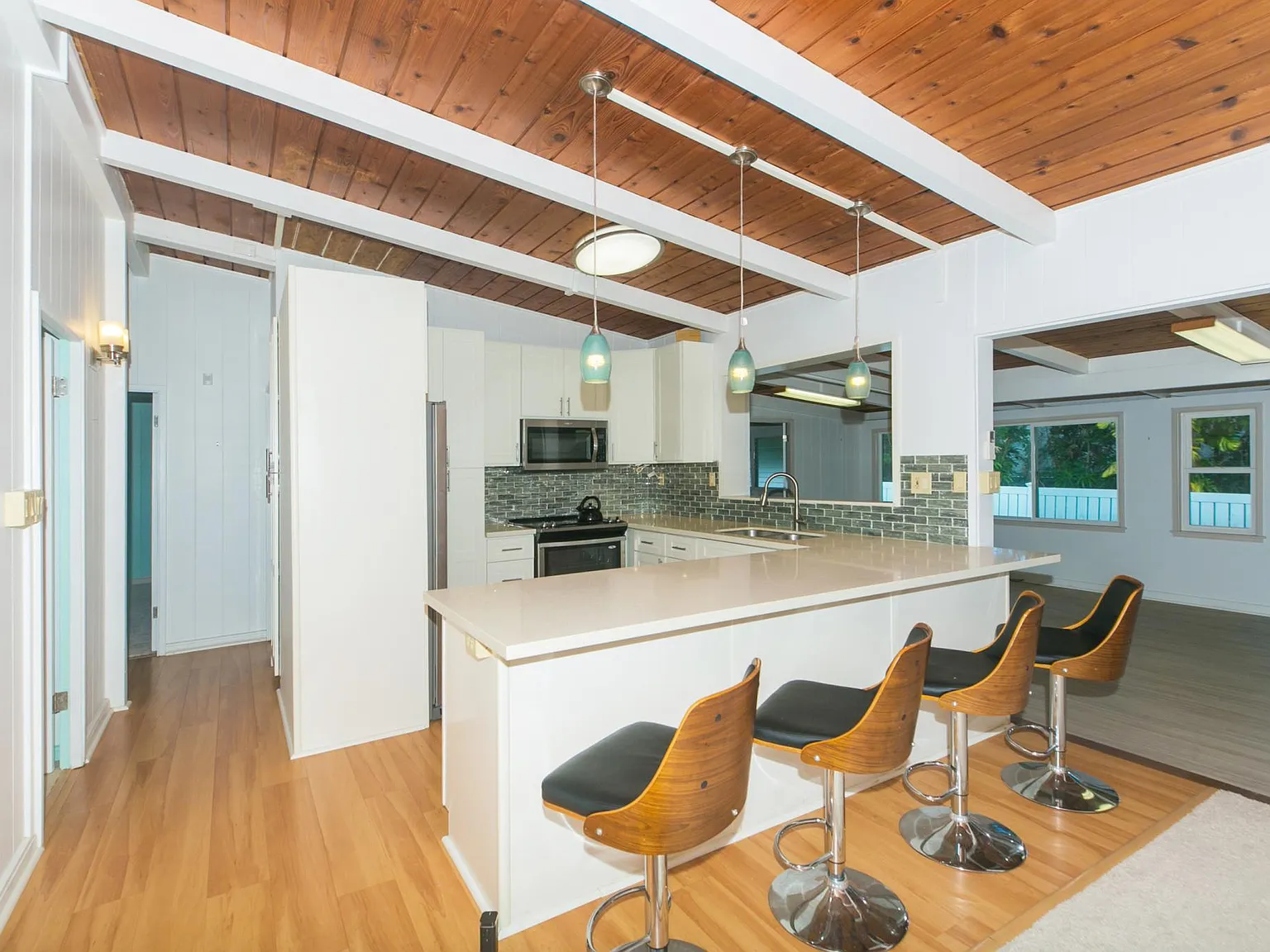 3 bed, 1.5 bath, 1296 sqft, $4,100 — Photo 3