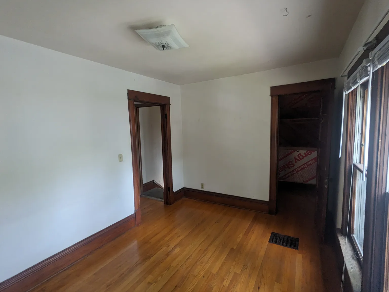 1 bed, 700 sqft, $1,200 — Photo 4