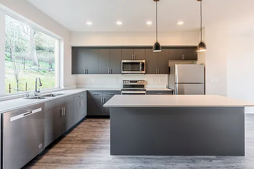Skyridge Townhouses Modern 3-Story Living in South Seattle's Bryn MawrSkyway, Stylish,and Spacious Photo 1