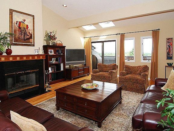 LIVING ROOM W/BALCONY