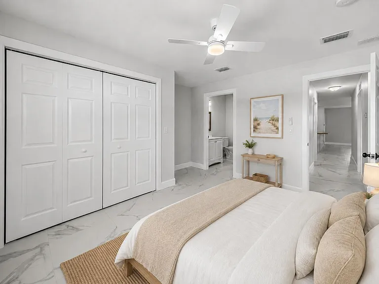 240 SW 7th St #11 — Photo 11
