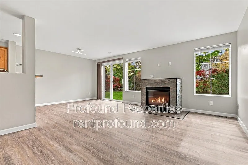 3 bed, 1.5 bath, 1398 sqft, $2,495 — Photo 2