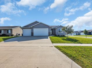 2239 Crestwood Ln, Marion, IA 52302