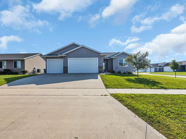 2239 Crestwood Ln, Marion, IA 52302