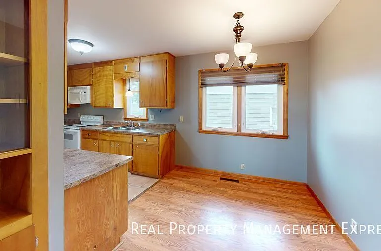 2200 W 39th St — Photo 2