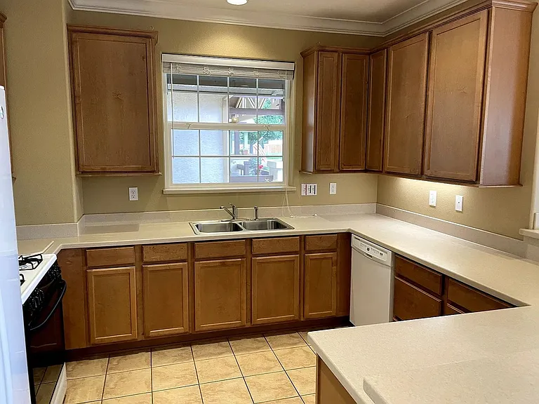 1320 Anita Ct — Photo 2