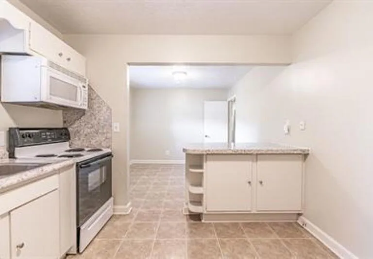205 N Glover St — Photo 22
