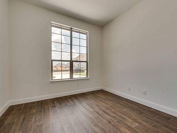 5th image of 605 Montrose Dr