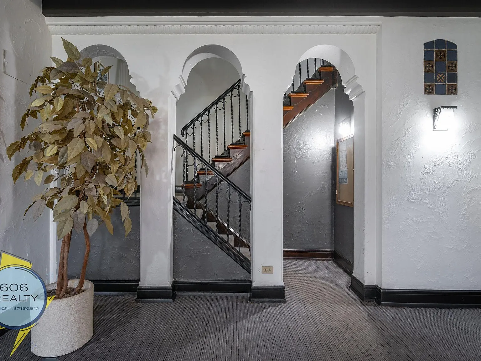 Albany Park Apartments - 4901 Christiana — Photo 3