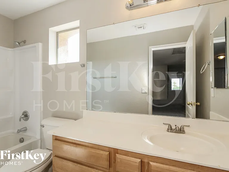 6724 S 49th Dr — Photo 12