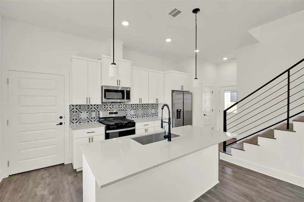 2 bed, 2.0 bath, 1200 sqft, $2,245 — Photo 2