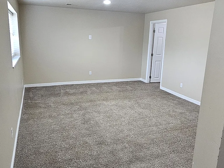 2318 E Claybourne Ave — Photo 23