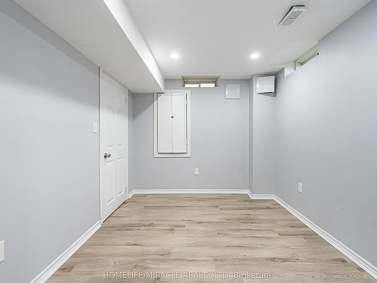 419 Rossland Rd E — Photo 44
