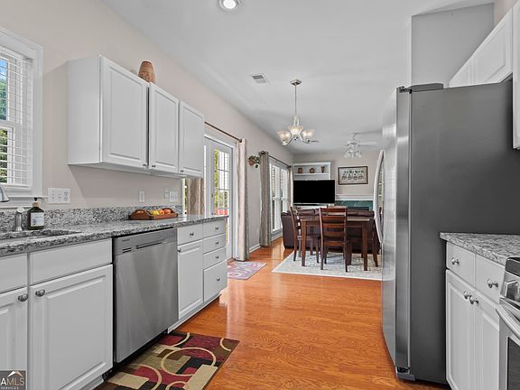 5th image of 304 Fairbrook Cir NE