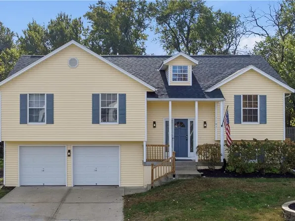 1107 Huntington Ln, Greenwood, MO 64034