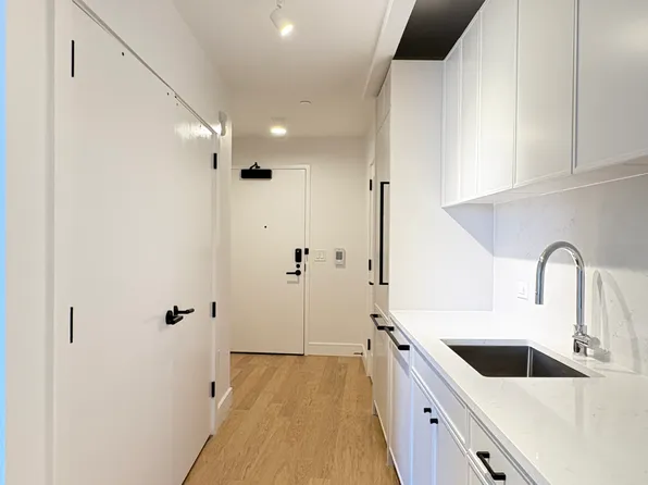 420 Carroll Street E1002 image 3 of 10