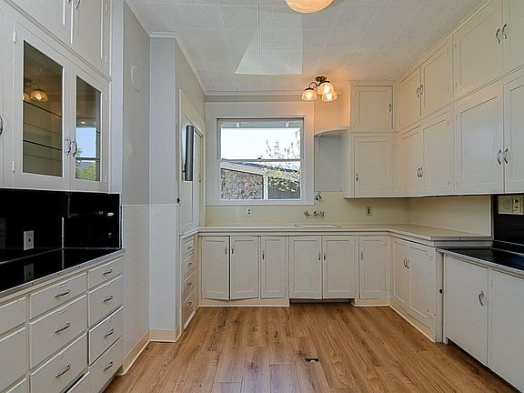 5th image of 221 Almendra Ave