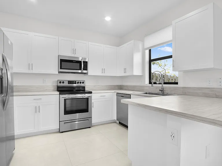 20610 NE 5th Pl — Photo 15