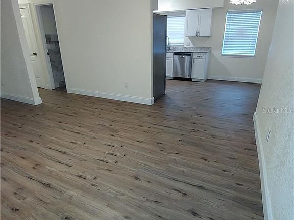 5th image of 1505 Oak Village Dr