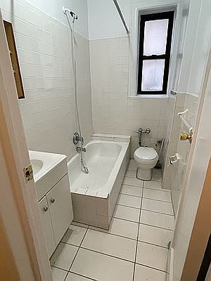 2nd image of 2906 Crescent St APT 4G