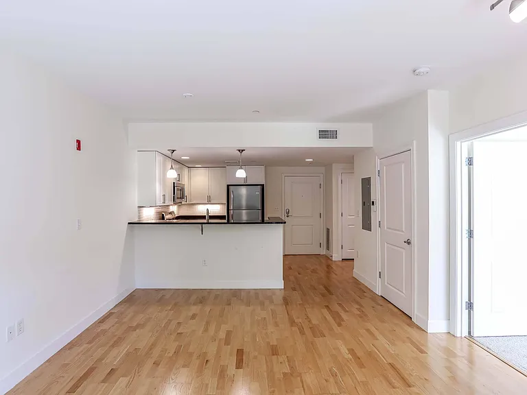 7 Cameron Apartments — Photo 19