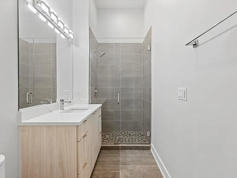 2318 N Clark St #305 — Photo 7