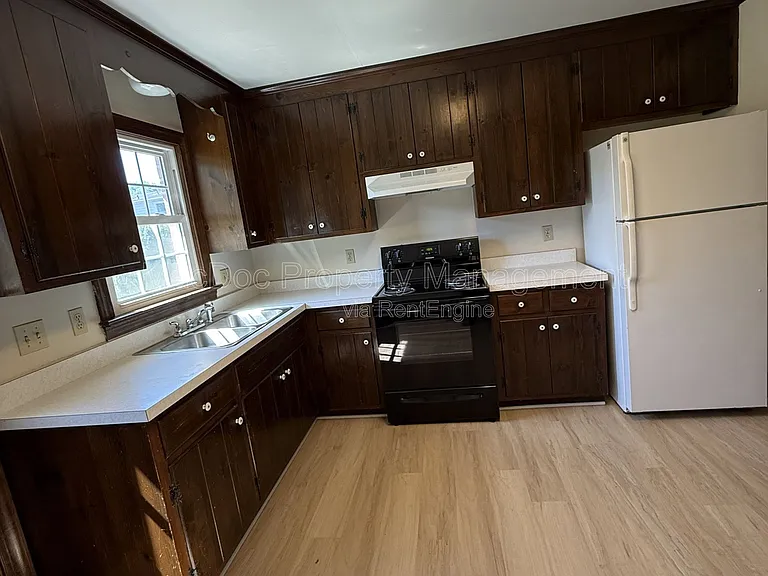 216 W Broaddus Ave — Photo 7