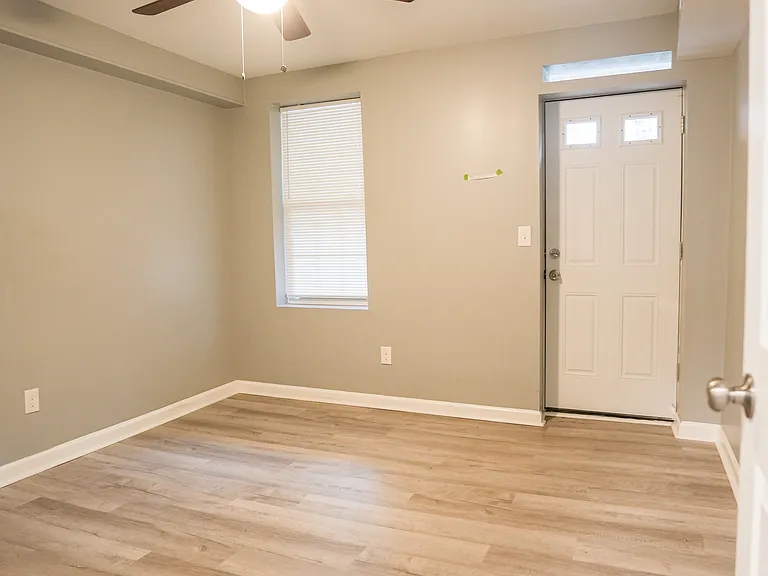 1535 W Fairmount Ave — Photo 16