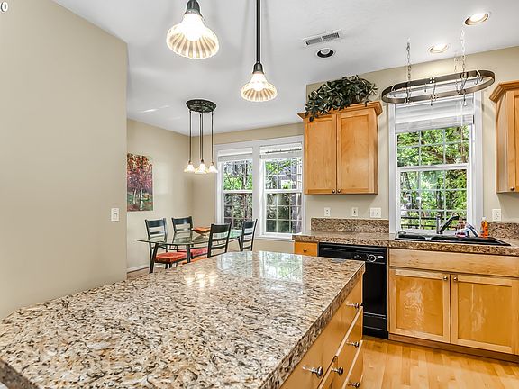 4th image of 822 NE Caden Ave