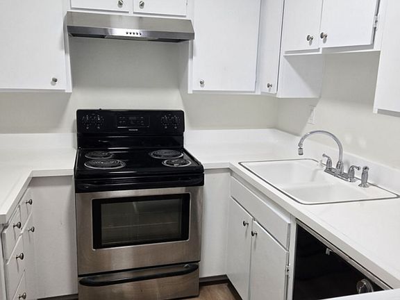 2nd image of 1228 Larrabee St #1