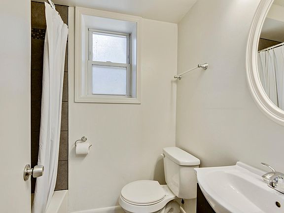 Bright comfortable bathroom.