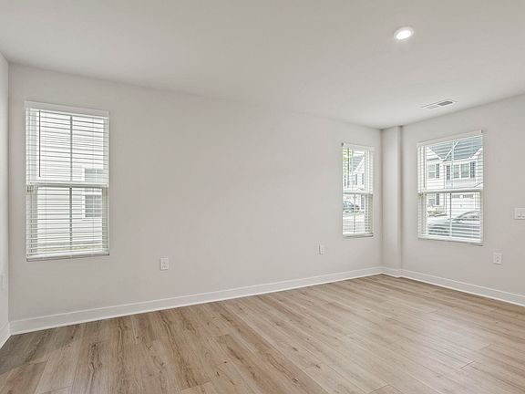 3rd image of 907 Leyburn Ln