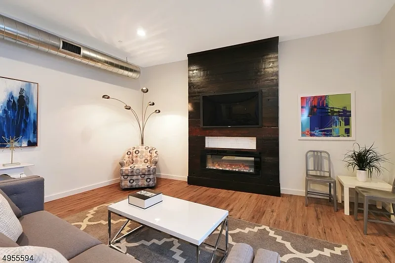 2 bed, 2.0 bath, 1350 sqft, $3,500 — Photo 3