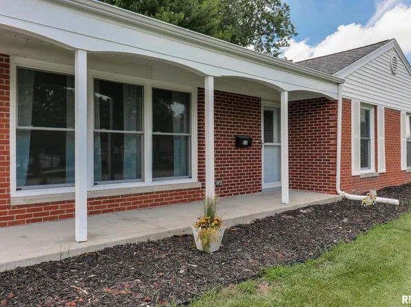215 Fairway Dr, Bloomington, IL 61701