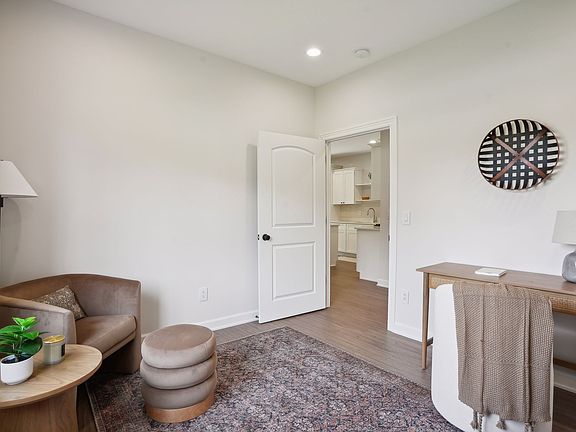 4th image of 616 S Division St