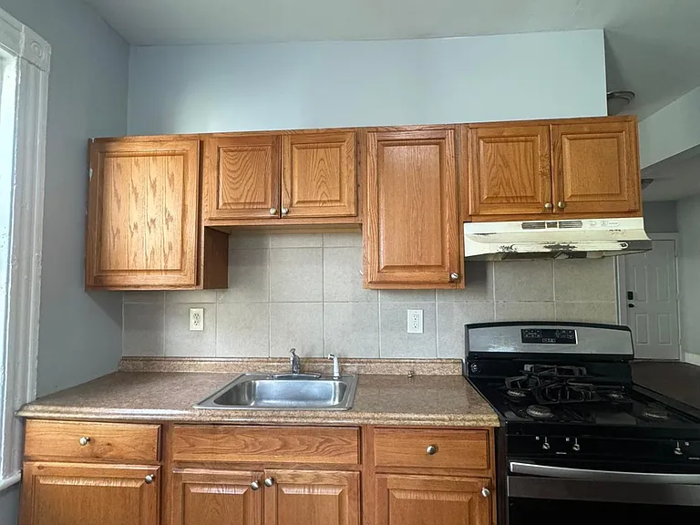 40 Center St — Photo 18