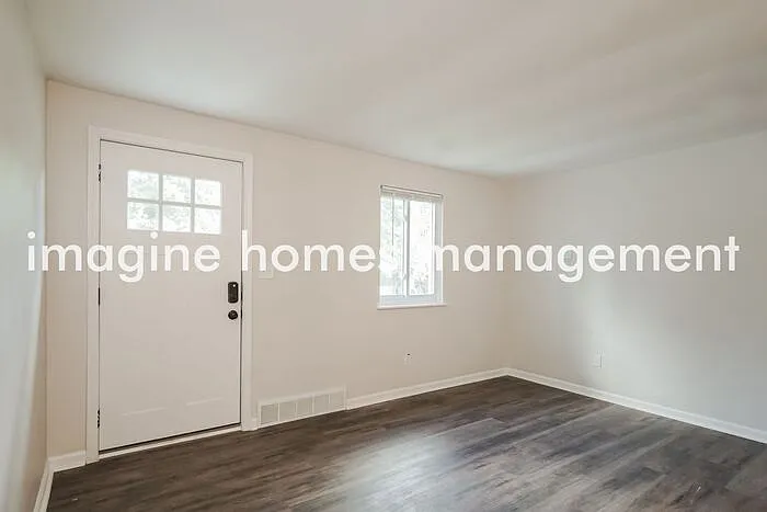 3 bed, 1.0 bath, 925 sqft, $1,749 — Photo 3