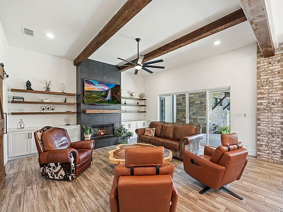 2nd image of 979 Belle Oaks