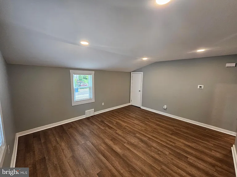 647 Roberts Ave — Photo 6