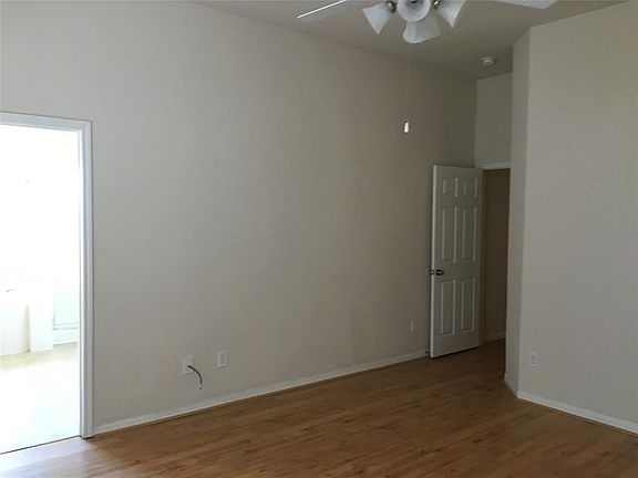 5th image of 919 La Hacienda Dr