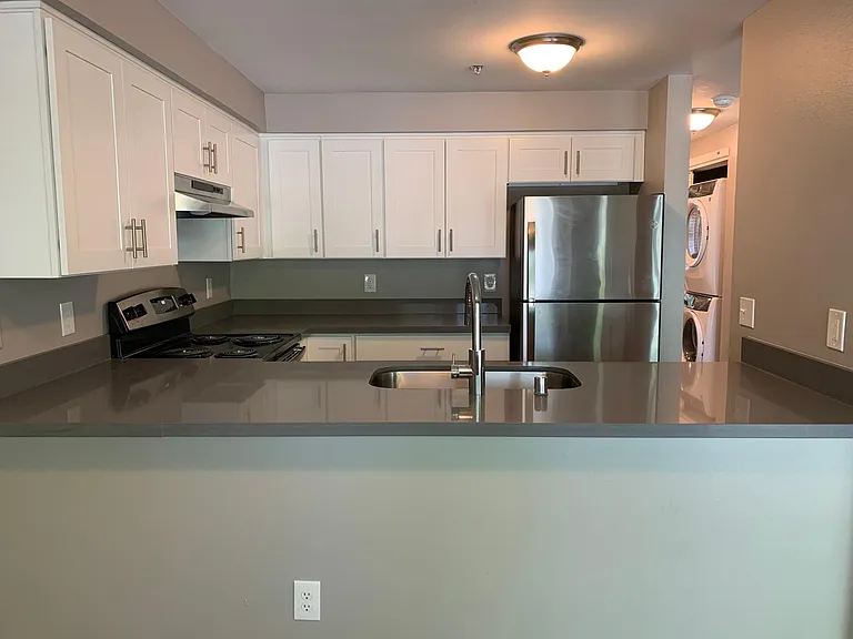330 Maple Ave — Photo 2