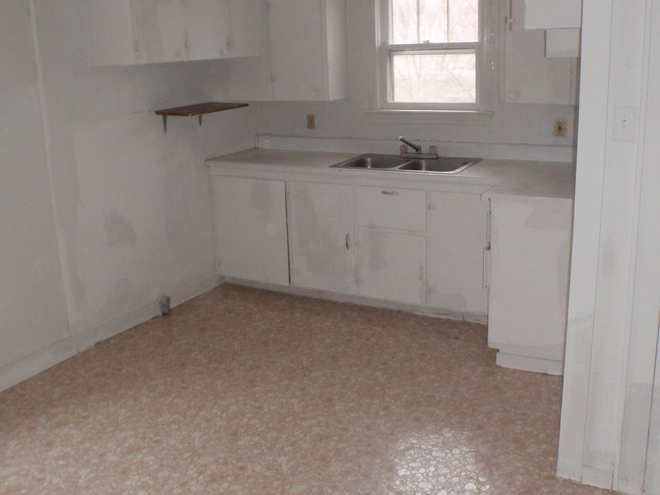 2nd image of 601 N Desloge Dr