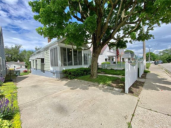 3rd image of 4231 Woodcliffe Ave