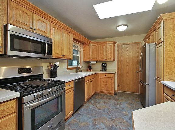 4th image of 932 N Western Hills Dr