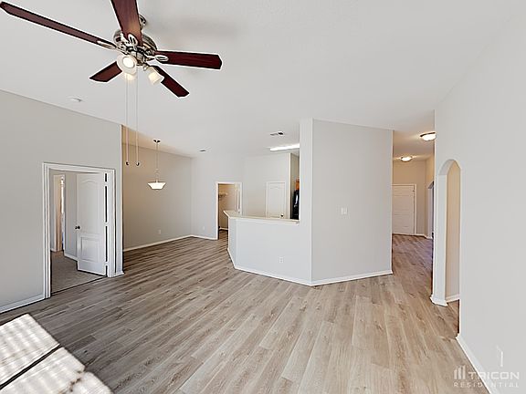 5th image of 407 W Creek Dr
