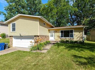 2325 Queens Ct, Bettendorf, IA