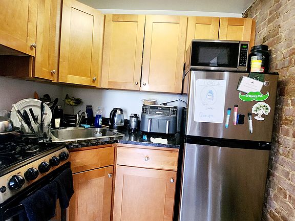 3rd image of 42 W 74th St Unit 4A