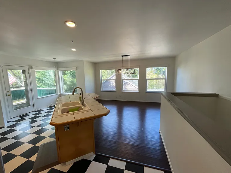 1252 NE Forest Rock Ln — Photo 7