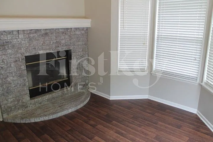 619 N Crest Dr — Photo 6